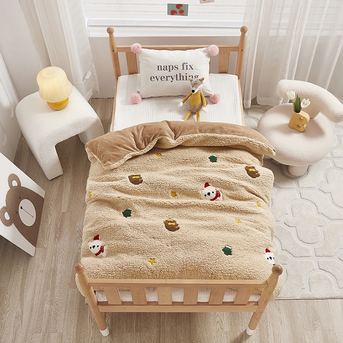 91家纺网 家纺一手货源 找家纺 丝涟家居 2025新款羊羔绒牛奶绒毛巾绣儿童脱卸被子 卡通熊