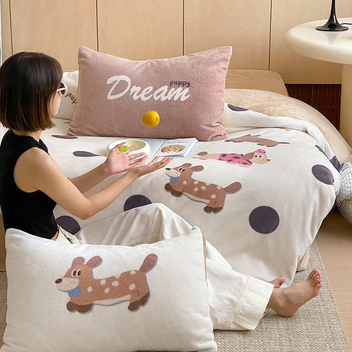 91家纺网 家纺一手货源 找家纺 圆岛 2024新款秋冬大版牛奶绒230全消光系列四件套 波点腊肠