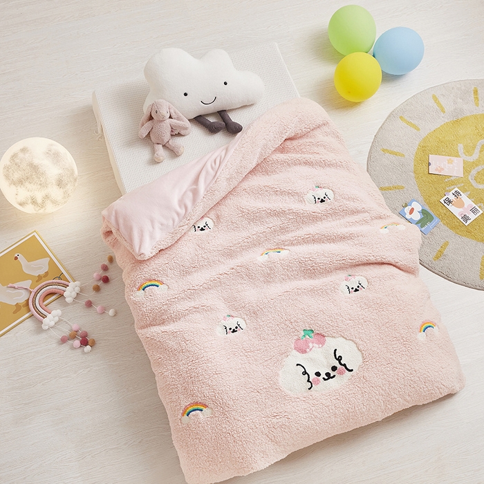 91家纺网 家纺一手货源 找家纺 丝涟家居 2025新款羊羔绒牛奶绒毛巾绣儿童脱卸被子 快乐小狗