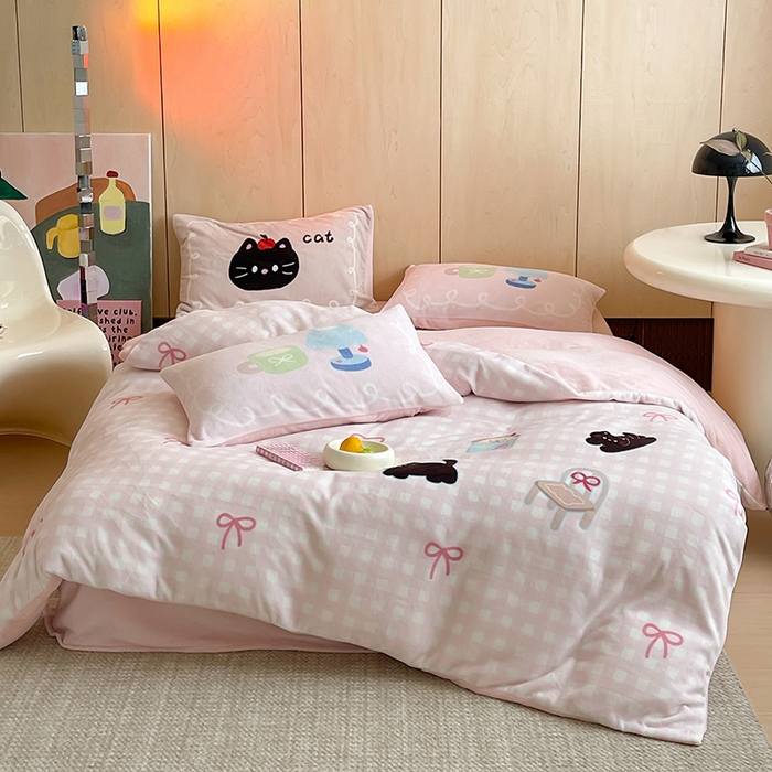 91家纺网 家纺一手货源 找家纺 圆岛 2024新款秋冬大版牛奶绒230全消光系列四件套 假日小咪