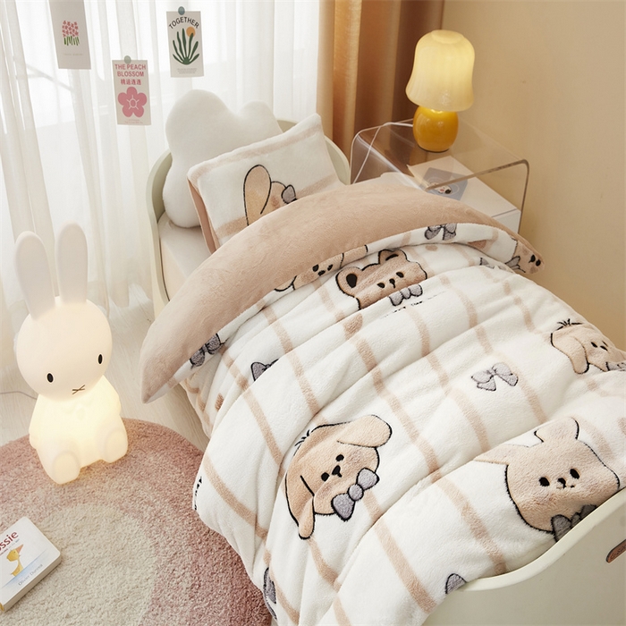 91家纺网 家纺一手货源 找家纺 丝涟家居 2025新款A类雪花绒牛奶绒儿童多功能可拆卸盖毯被 领结伙伴