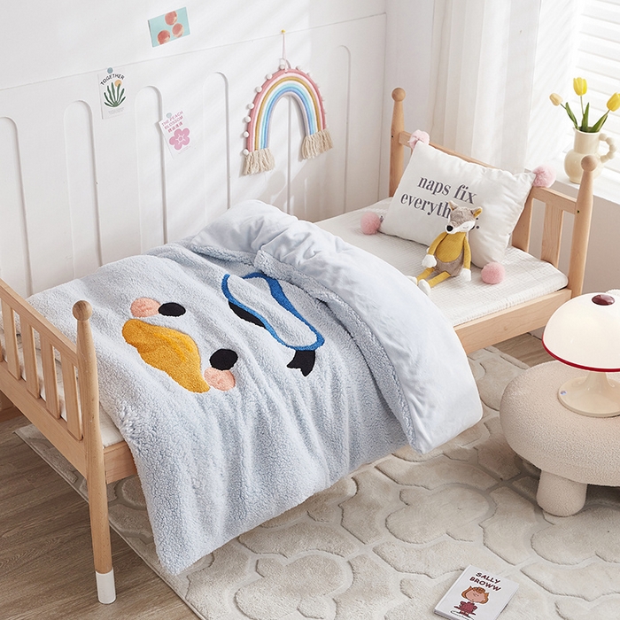 91家纺网 家纺一手货源 找家纺 丝涟家居 2025新款羊羔绒牛奶绒毛巾绣儿童脱卸被子 快乐鸭