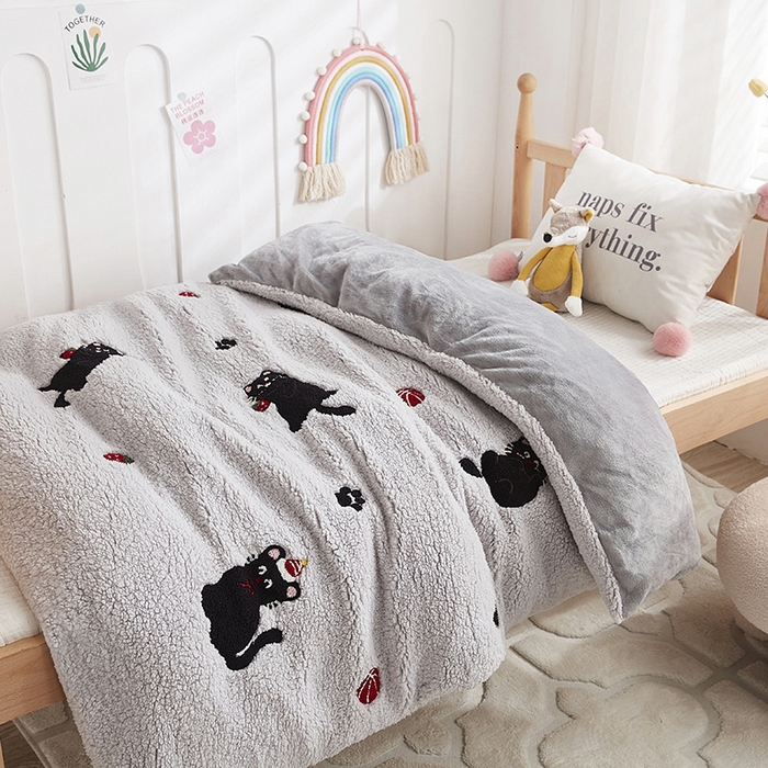 91家纺网 家纺一手货源 找家纺 丝涟家居 2025新款羊羔绒牛奶绒毛巾绣儿童脱卸被子 趣味猫咪