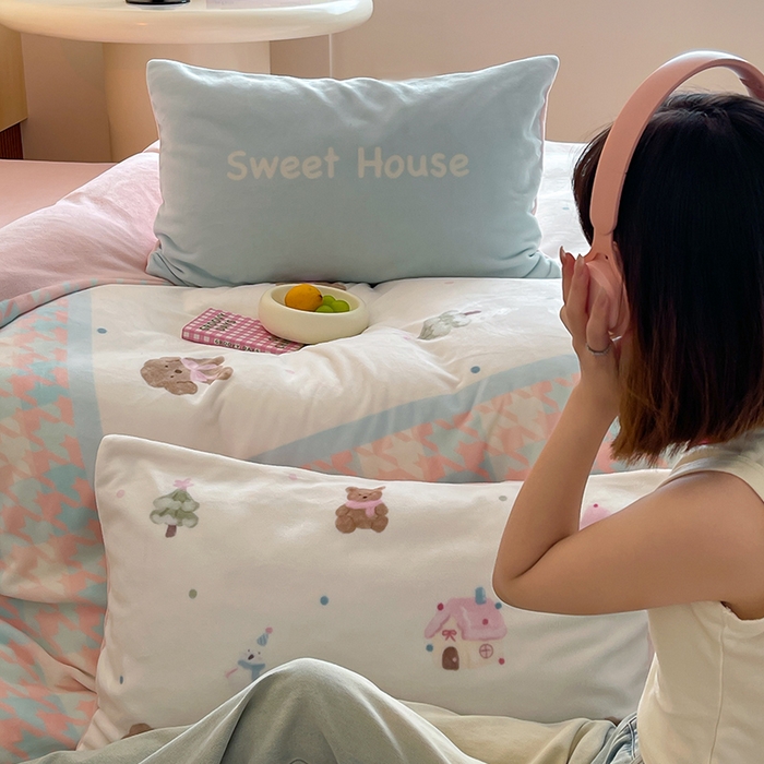 91家纺网 家纺一手货源 找家纺 圆岛 2024新款秋冬大版牛奶绒230全消光系列四件套 冬日小屋