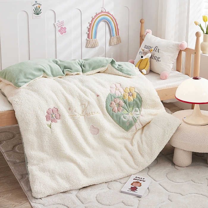 91家纺网 家纺一手货源 找家纺 丝涟家居 2025新款羊羔绒牛奶绒卡通刺绣儿童脱卸被子 浪漫花语