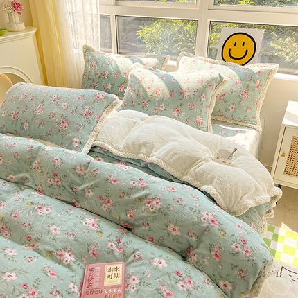 91家纺网 家纺一手货源 找家纺 琪格格纺织 2024新款印花A牛奶绒B兔兔绒大包边四件套 小兰花  牛奶绒大包边