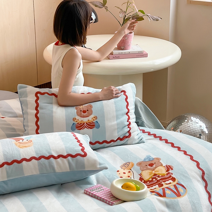 91家纺网 家纺一手货源 找家纺 圆岛 2024新款秋冬大版牛奶绒230全消光系列四件套 马戏小熊