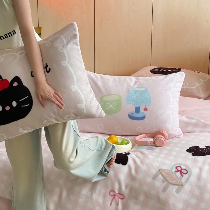 91家纺网 家纺一手货源 找家纺 圆岛 2024新款秋冬大版牛奶绒230全消光系列四件套 假日小咪