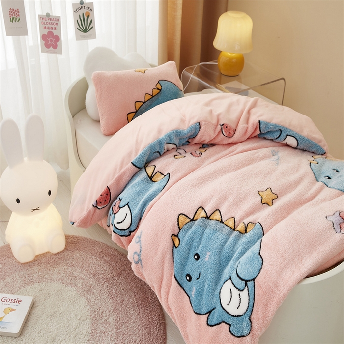91家纺网 家纺一手货源 找家纺 丝涟家居 2025新款A类雪花绒牛奶绒儿童多功能可拆卸盖毯被 草莓恐龙