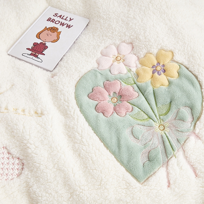 91家纺网 家纺一手货源 找家纺 丝涟家居 2025新款羊羔绒牛奶绒卡通刺绣儿童脱卸被子 浪漫花语