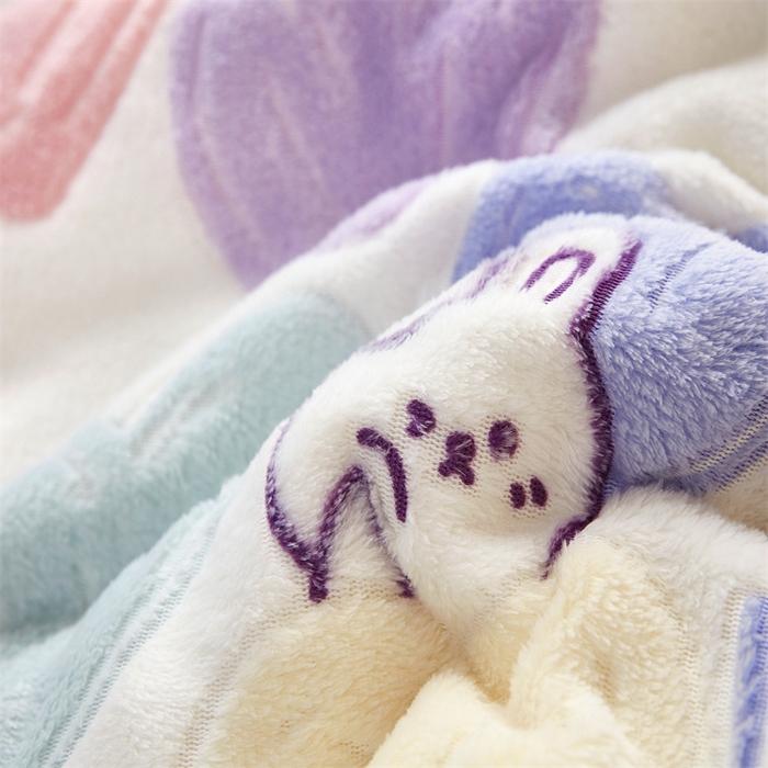 91家纺网 家纺一手货源 找家纺 丝涟家居 2025新款A类雪花绒牛奶绒儿童多功能可拆卸盖毯被 爱心兔