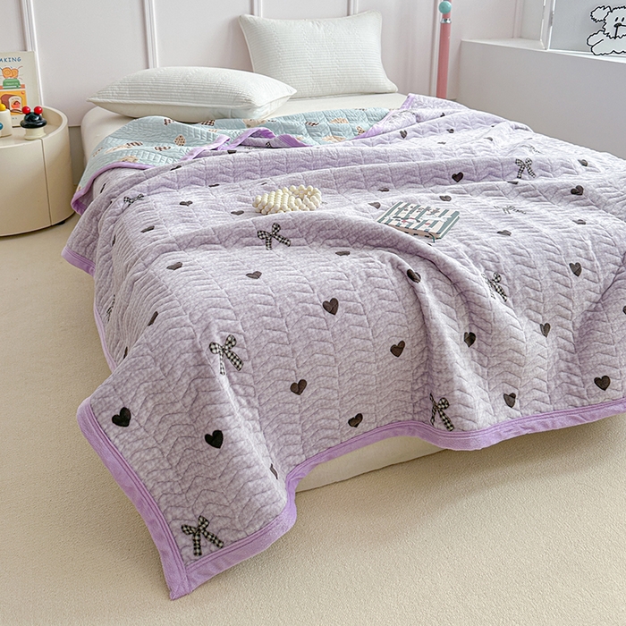 91家纺网 家纺一手货源 找家纺 源舜家纺 2025新款小清新印花牛奶绒床盖多用途盖毯系列 爱心暖暖