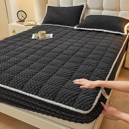 91家纺网 家纺一手货源 找家纺 柔品 2025新款柔暖立体豆豆绒夹棉床笠 豆豆绒 简黑