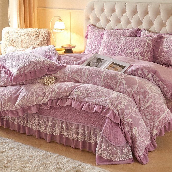 91家纺网 家纺一手货源 找家纺 畅畅家纺 2024新款11斤高克重新款韩版烂花牛奶绒床盖四件套系列 雾里看花-雪青紫