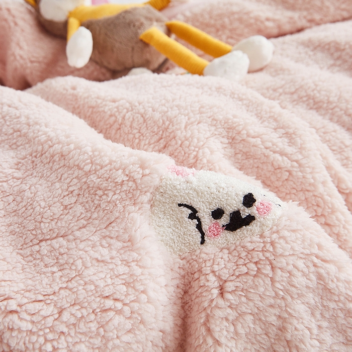 91家纺网 家纺一手货源 找家纺 丝涟家居 2025新款羊羔绒牛奶绒毛巾绣儿童脱卸被子 快乐小狗