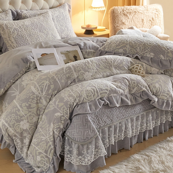 91家纺网 家纺一手货源 找家纺 畅畅家纺 2024新款11斤高克重新款韩版烂花牛奶绒床盖四件套系列 雾里看花-浅灰