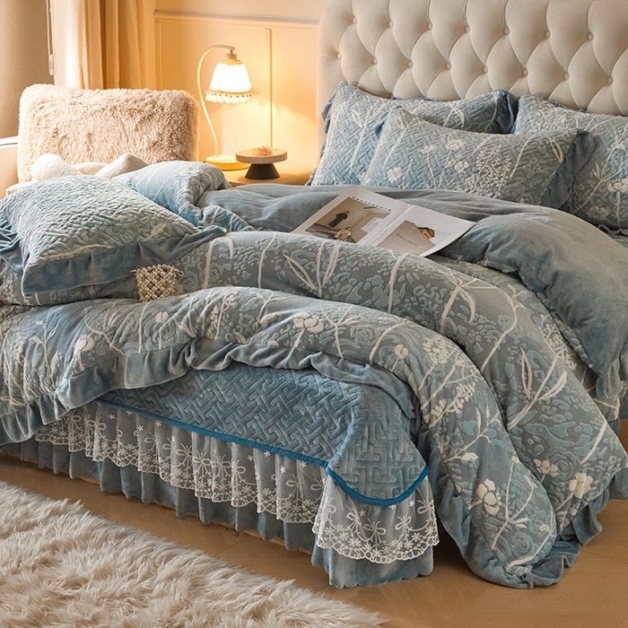 91家纺网 家纺一手货源 找家纺 畅畅家纺 2024新款11斤高克重新款韩版烂花牛奶绒床盖四件套系列 雾里看花-雾蓝