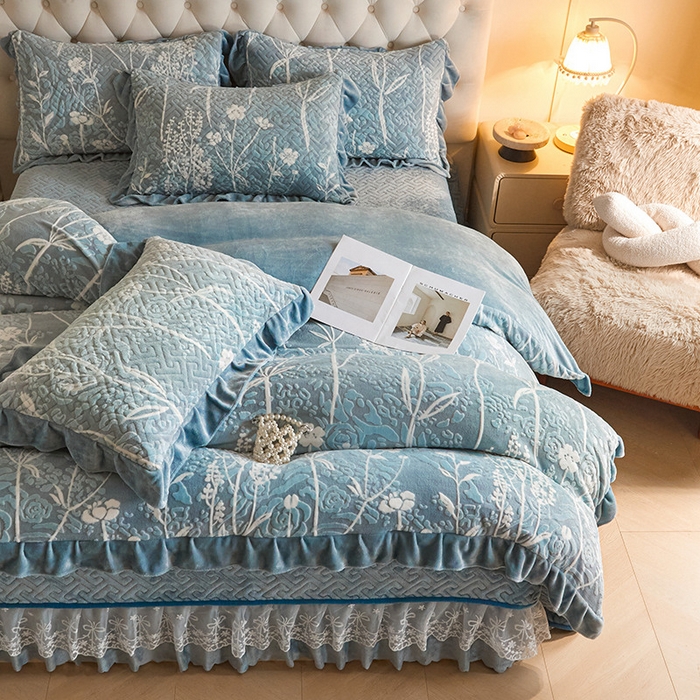 91家纺网 家纺一手货源 找家纺 畅畅家纺 2024新款11斤高克重新款韩版烂花牛奶绒床盖四件套系列 雾里看花-雾蓝