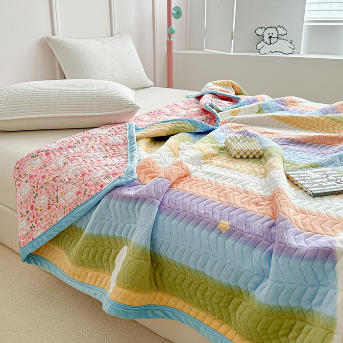 91家纺网 家纺一手货源 找家纺 源舜家纺 2025新款小清新印花牛奶绒床盖多用途盖毯系列 彩虹条