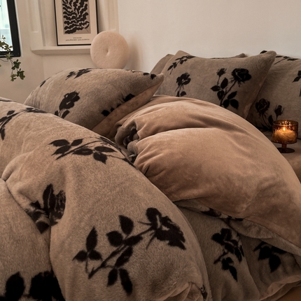 91家纺网 家纺一手货源 找家纺 （总）子曰 2025新款高克重兔毛绒保暖印花雕花四件套