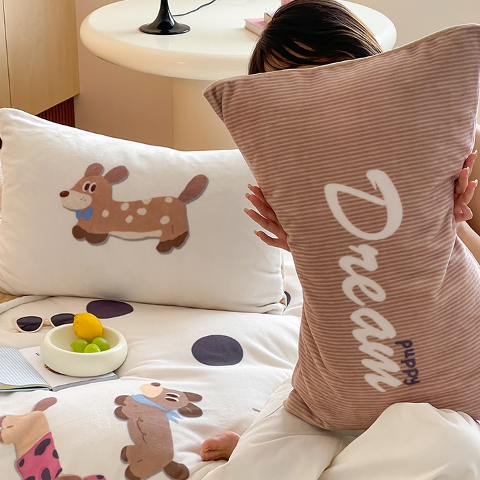 91家纺网 家纺一手货源 找家纺 圆岛 2024新款秋冬大版牛奶绒230全消光系列四件套 波点腊肠