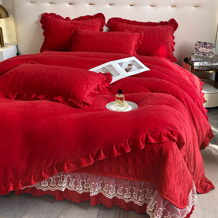91家纺网 家纺一手货源 找家纺 畅畅家纺 2024新款简约纯色牛奶绒夹棉床盖四件套 倾城-大红