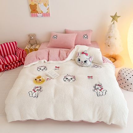 91家纺网 家纺一手货源 找家纺 乐坊 2024新款羊羔绒毛巾绣牛奶绒四件套冬季加厚保暖 白猫