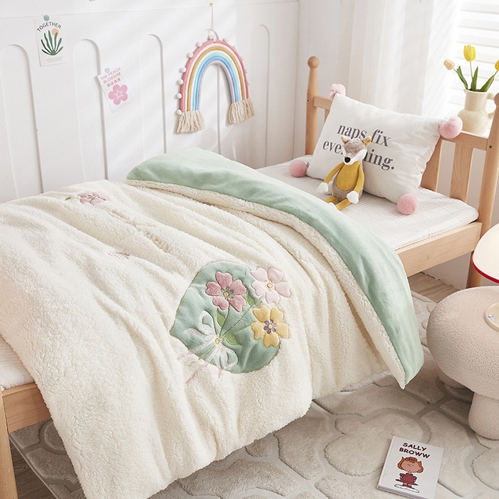 91家纺网 家纺一手货源 找家纺 丝涟家居 2025新款羊羔绒牛奶绒卡通刺绣儿童脱卸被子 浪漫花语