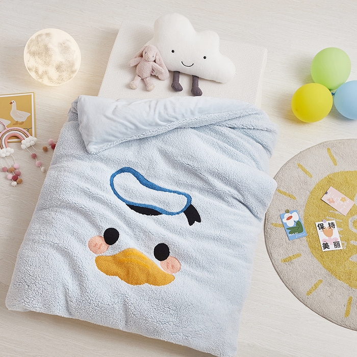91家纺网 家纺一手货源 找家纺 丝涟家居 2025新款羊羔绒牛奶绒毛巾绣儿童脱卸被子 快乐鸭