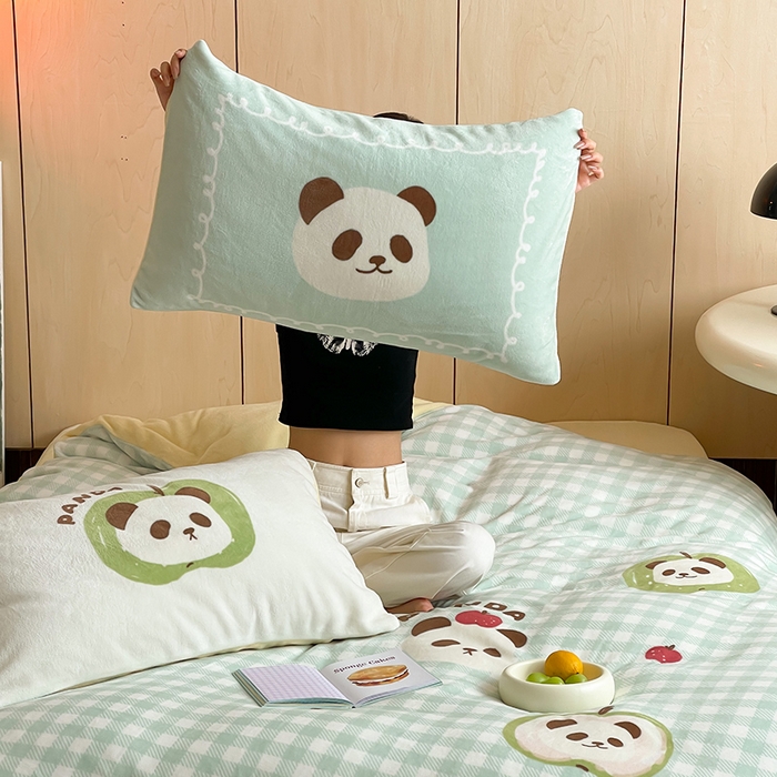 91家纺网 家纺一手货源 找家纺 圆岛 2024新款秋冬大版牛奶绒230全消光系列四件套 苹果熊猫