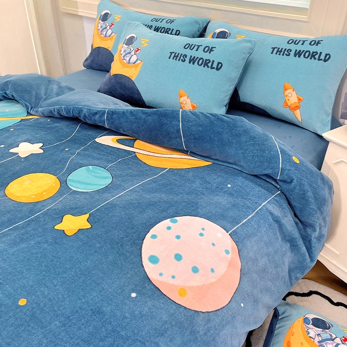 91家纺网 家纺一手货源 找家纺 浩诚 2024新款大版卡通高克重加厚保暖牛奶绒四件套太空人宇航员系列-原创设计 快乐星球