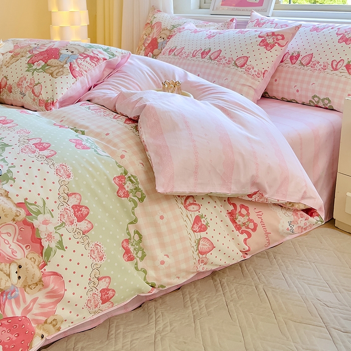 91家纺网 家纺一手货源 找家纺 拾物记 2024新款A类12868全棉喷气印花四件套 小熊草莓派