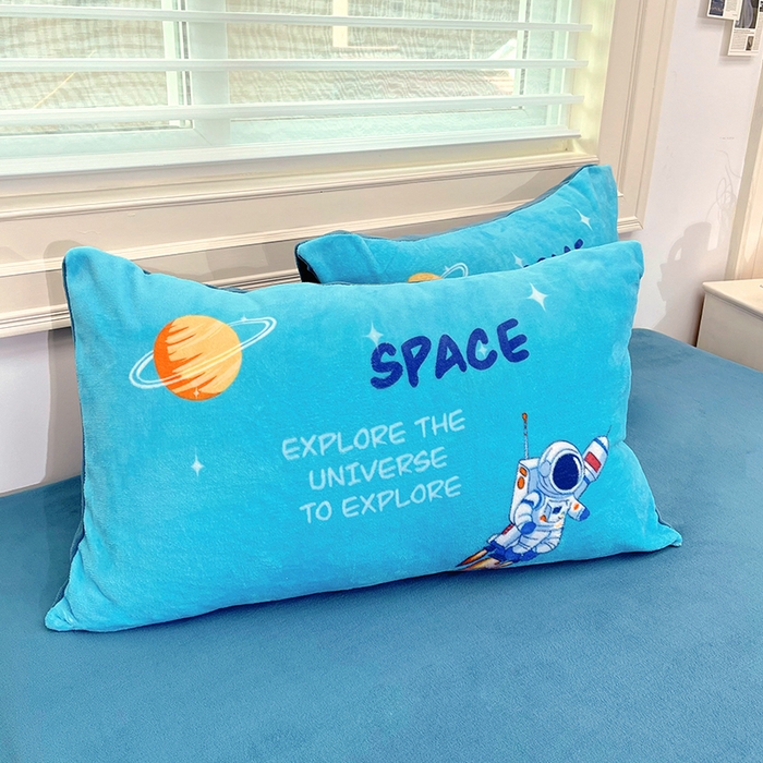 91家纺网 家纺一手货源 找家纺 浩诚 2024新款大版卡通高克重加厚保暖牛奶绒四件套太空人宇航员系列-原创设计 太空遨游