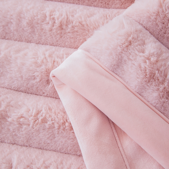 91家纺网 家纺一手货源 找家纺 2025新款兔毛绒大抽条复合毛毯柔软亲肤加厚保暖秋冬必备居家盖毯/沙发装饰多用款 粉色