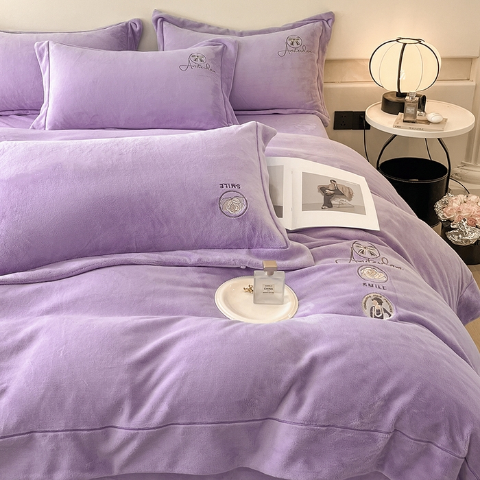 91家纺网 家纺一手货源 找家纺 新方向 2025新款全消光A类刺绣牛奶绒四件套-伊菲 伊菲-莫奈紫