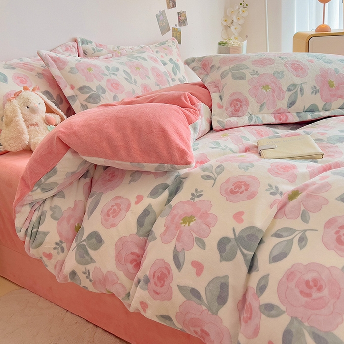 91家纺网 家纺一手货源 找家纺 大柏树 2025新款A类高克重亲肤舒适牛奶绒印花四件套-四件套可定制 朵柔-粉