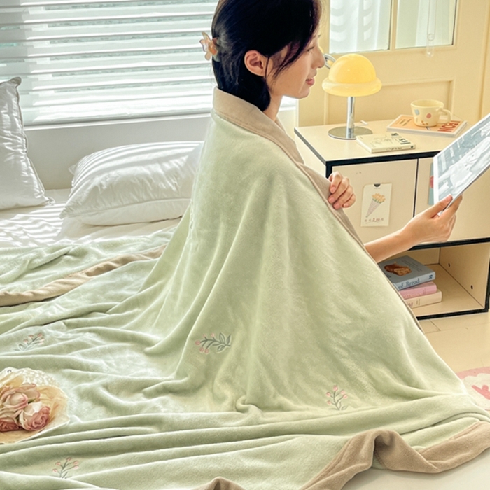 91家纺网 家纺一手货源 找家纺 慕尚 2025新款简约双面牛奶绒刺绣多功能盖毯-郁金香 可爱花-绿