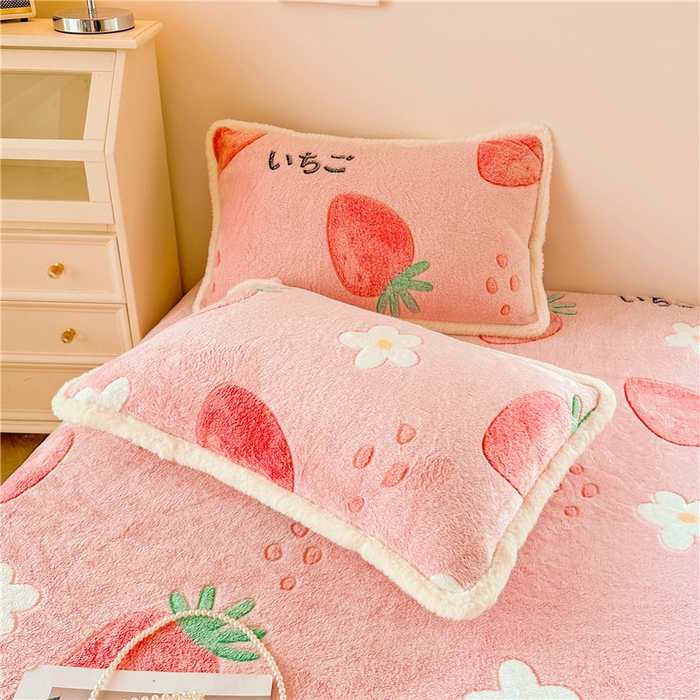 91家纺网 家纺一手货源 找家纺 喜居 喜居 2024新款雪花绒床笠印花牛奶绒床笠三件套单床笠 草莓布丁
