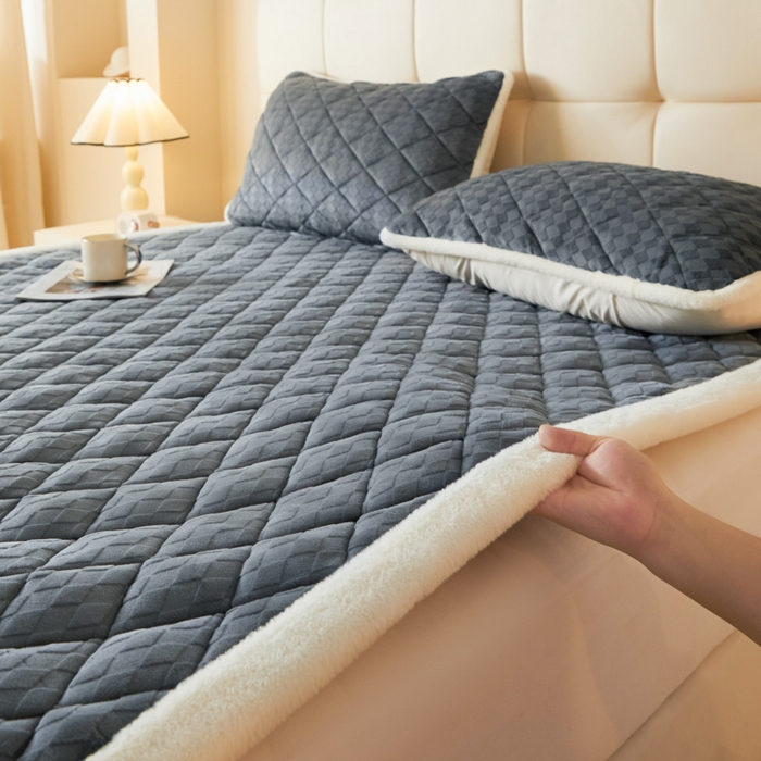 91家纺网 家纺一手货源 找家纺 鑫钰 2024新款宝宝绒牛奶绒烂花大豆夹棉床褥床护垫-菱形格 菱形格-深灰