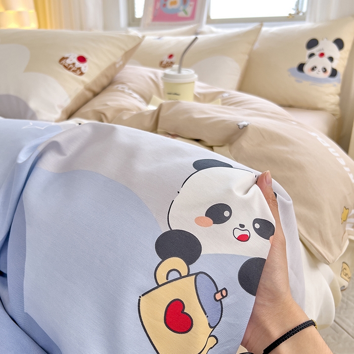 91家纺网 家纺一手货源 找家纺 拾物记 2024新款A类12868全棉喷气印花四件套 萌萌熊猫