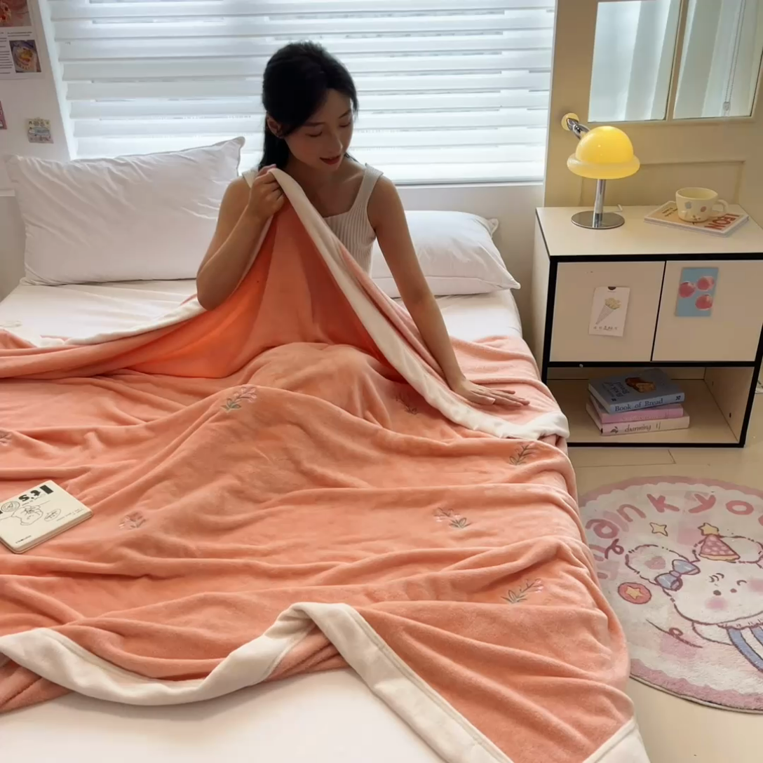 91家纺网 家纺一手货源 找家纺 慕尚 2025新款简约双面牛奶绒刺绣多功能盖毯-郁金香 可爱花-橘
