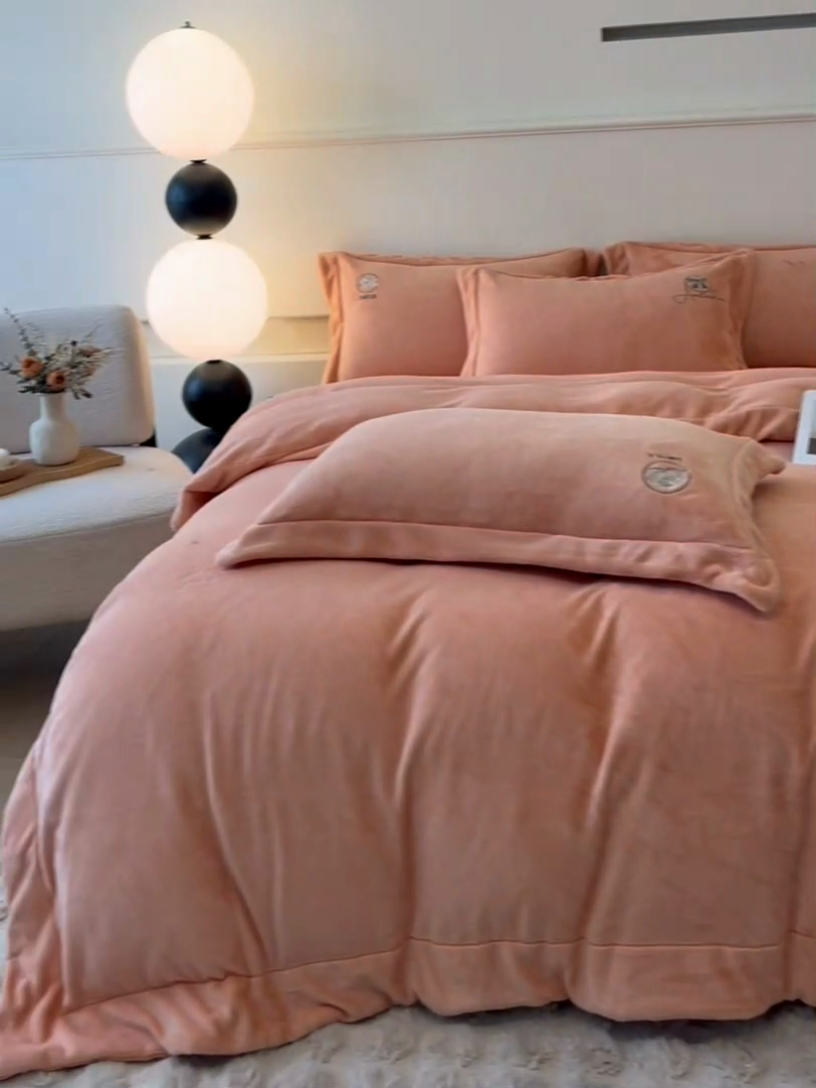 91家纺网 家纺一手货源 找家纺 新方向 2025新款全消光A类刺绣牛奶绒四件套-伊菲 伊菲-桃玉