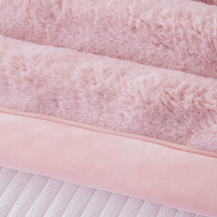 91家纺网 家纺一手货源 找家纺 2025新款兔毛绒大抽条复合毛毯柔软亲肤加厚保暖秋冬必备居家盖毯/沙发装饰多用款 粉色