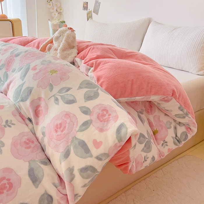 91家纺网 家纺一手货源 找家纺 大柏树 2025新款A类高克重亲肤舒适牛奶绒印花四件套-单被套可定制 朵柔-粉