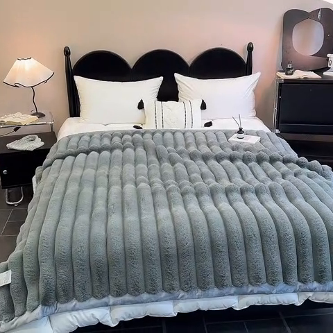 91家纺网 家纺一手货源 找家纺 2025新款兔毛绒大抽条复合毛毯柔软亲肤加厚保暖秋冬必备居家盖毯/沙发装饰多用款 浅灰