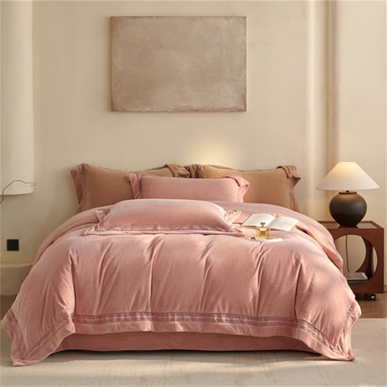 91家纺网 家纺一手货源 找家纺 榻尚家居 2024新款加厚婴肤牛奶绒四件套-云梦云梦裸粉