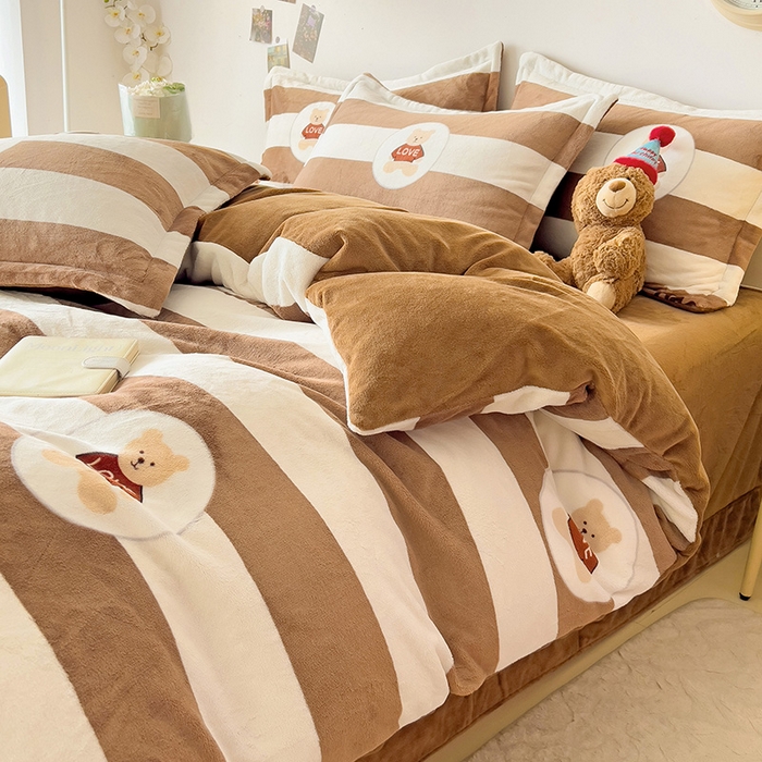 91家纺网 家纺一手货源 找家纺 大柏树 2025新款A类高克重亲肤舒适牛奶绒印花四件套-四件套可定制 布琪小熊-咖