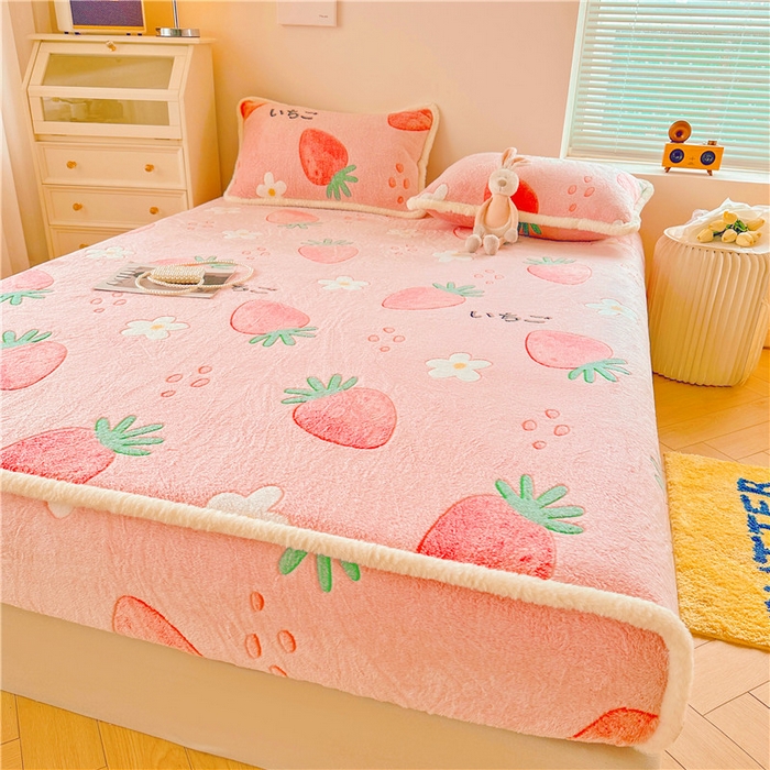 91家纺网 家纺一手货源 找家纺 喜居 喜居 2024新款雪花绒床笠印花牛奶绒床笠三件套单床笠 草莓布丁