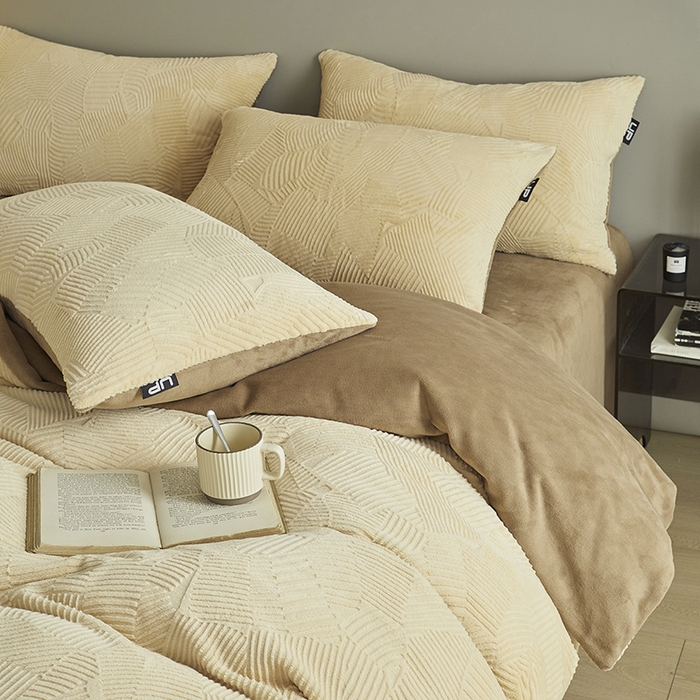 91家纺网 家纺一手货源 找家纺 千朵森 2024新款全消光烂花牛奶绒四件套-梵静系列 风格二 梵静-奶茶咖