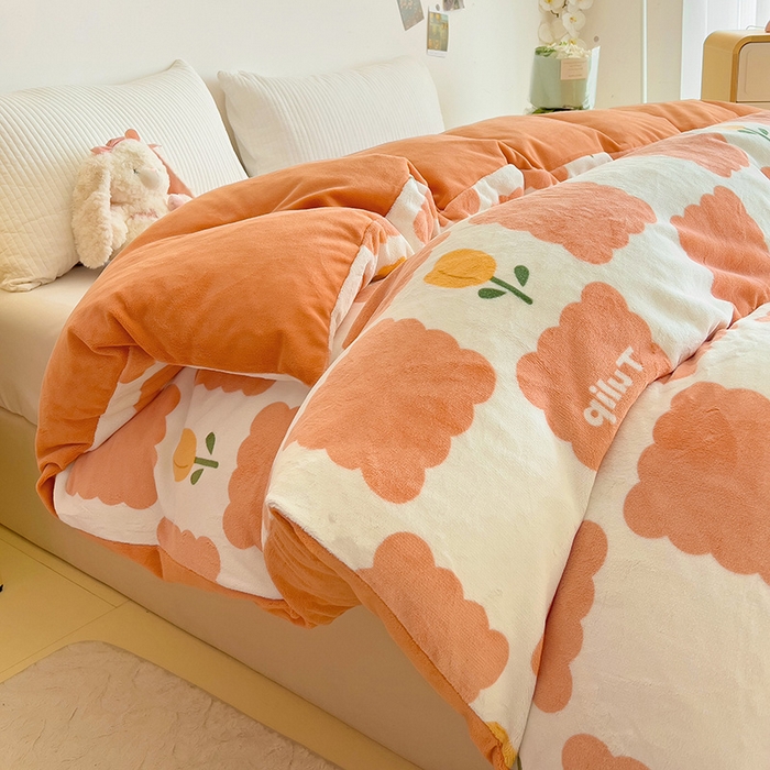 91家纺网 家纺一手货源 找家纺 大柏树 2025新款A类高克重亲肤舒适牛奶绒印花四件套-单被套可定制 花町-桔